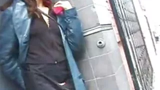 தசை டிங்கிங்க் ஒரு அழகான மெல்லிய அழகி விடுமுறை ஆசிரியர் குழாய் உள்ளது