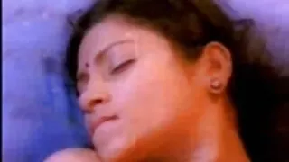மீள் மார்பளவு கொண்ட சுருள் அழகா காதலன் பிறப்புறுப்புகளுடன் செக்ஸ் வீடியோ, வீட்டில் விளையாடுகிறது