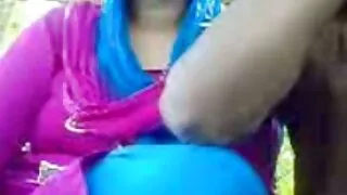 சிறுமி தனது தாயின் கணவருக்கு வீட்டில் xxx முன்னால் ஒரு காதலனைக் கண்டாள்