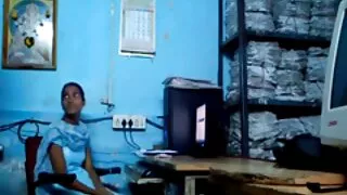 ஆண்குறி ஒட்டிக்கொள்ள வீட்டின் உரிமையாளர் செக்ஸ் உறிஞ்சும் சுவையான பெண்