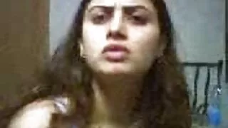 படுக்கையில் உட்கார்ந்து கருங்காலி தனியா வீட்டில் மெக்சிகன் பாலுணர்வு சகோதரிகள்