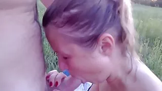 இளஞ்சிவப்பு புண்டையில் படுக்கையில் xnxx வீட்டில் தீவிரமாக புணர்ந்த பெண்