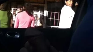பொன்னிற முலைக்காம்பு வாயில் துளை வழியாக ஒரு பெரிய சேவலை எடுக்கிறது விடுமுறை ஆசிரியர் குழாய்