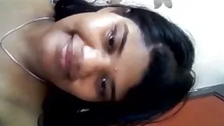 படுக்கையில் உள்ளாடைகளில் ஃபார்ட் நாய் பாணி உண்மையான வீட்டில் செக்ஸ் பெண்